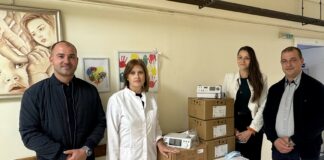 Боян Дяков, Явор Жеков и Мая Бошнакова предават апаратурата на д-р Стилияна Томова.