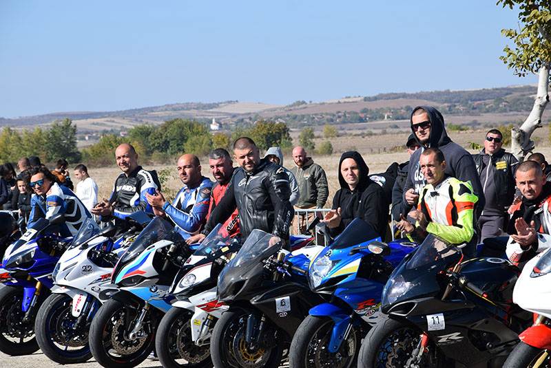 На пистата на бившето летище край село Иново край