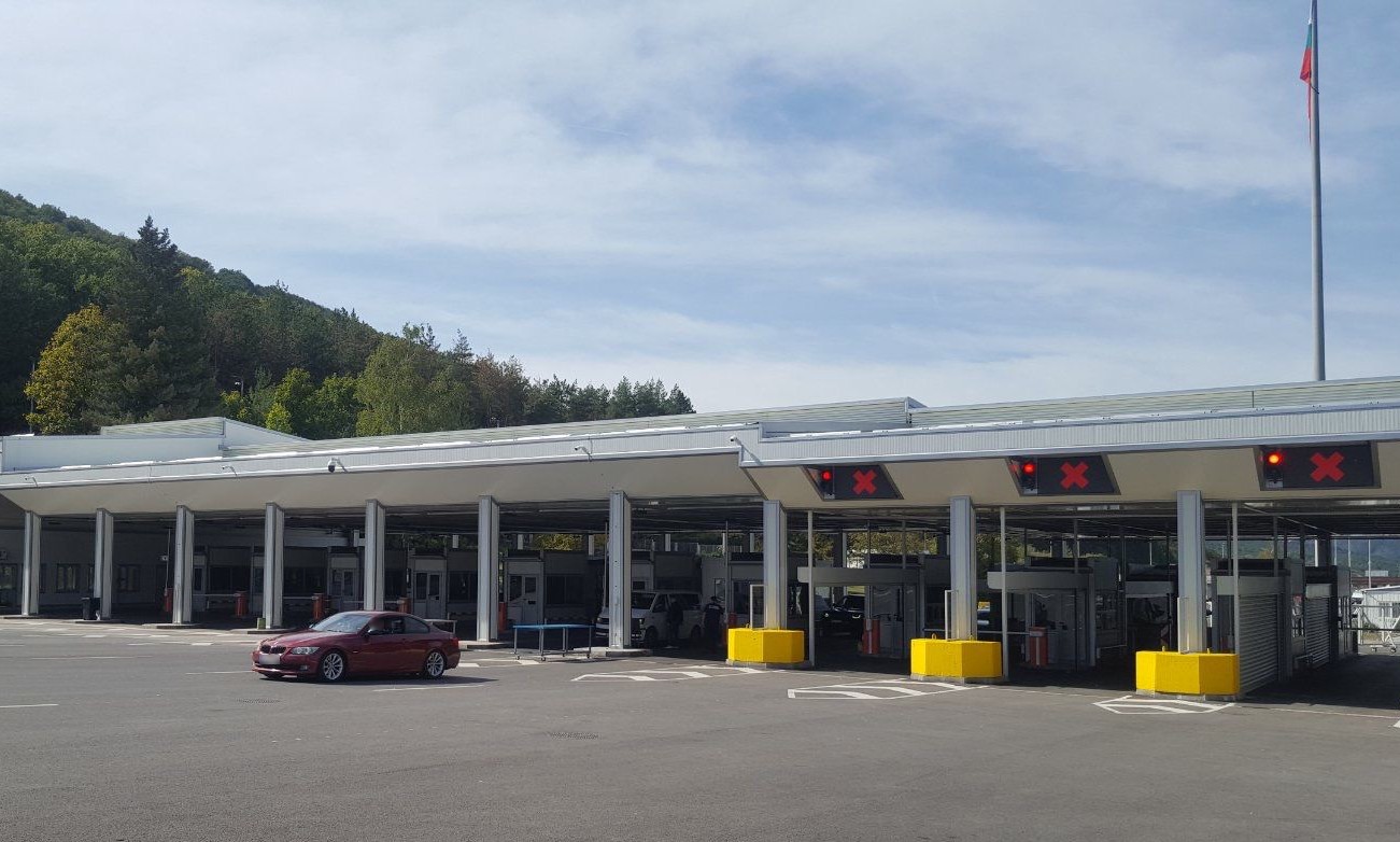 Служителите на работят при пълен капацитет товарните автомобили се обработват