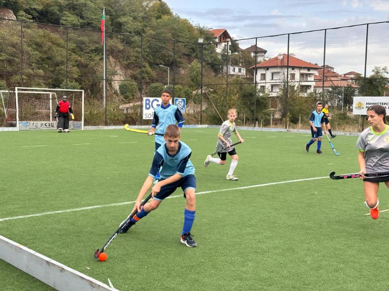 Младите спортисти от Свищов представляващи Спортен клуб по хокей на