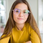 Дете с очила