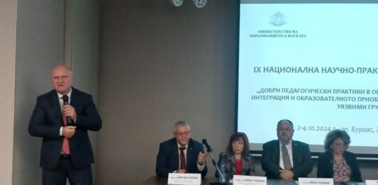 Министър Галин Цоков по време на конференцията в Бургас