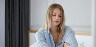 Млада жена в леглото