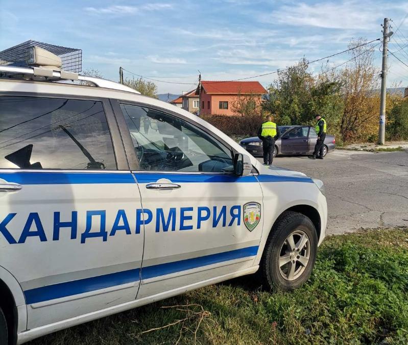 На 23 ноември вечерта полицията в Костенец реагира на два