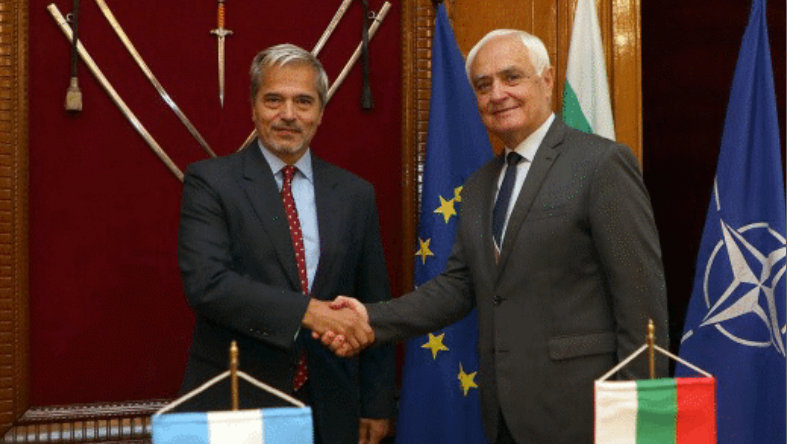 Министърът на отбраната Атанас Запрянов се срещна с посланика на