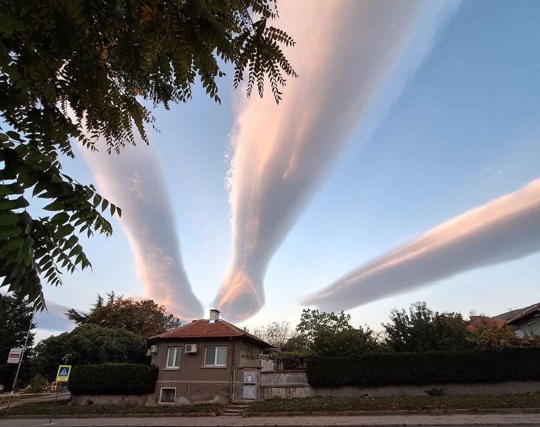 Лентикулярните облаци на латински Altocumulus lenticularis са едно от най завладяващите