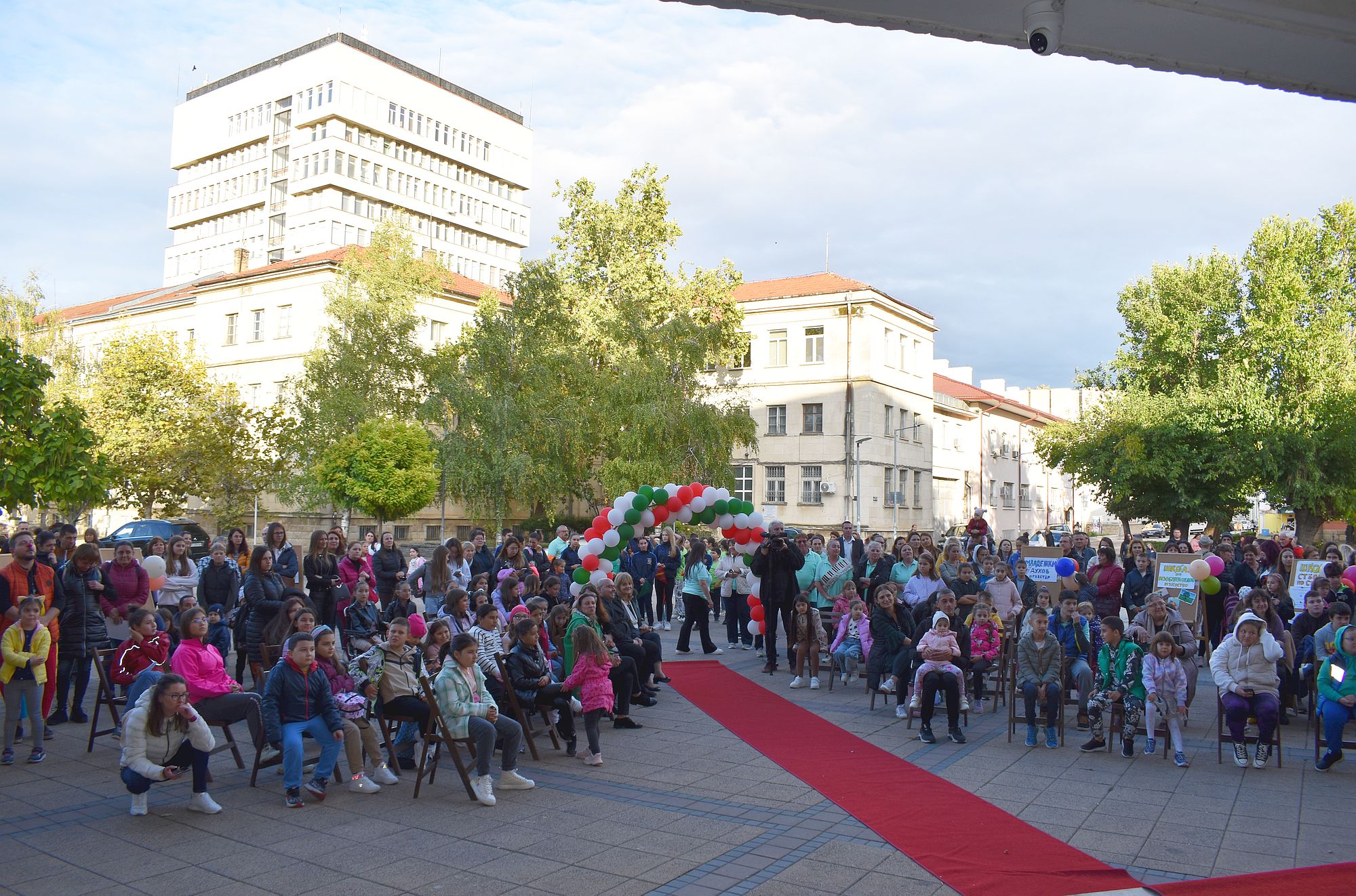 По червен килим като на Оскарите преминаха преподавателите от Центъра