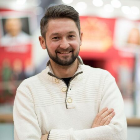 Той е интересен интелигентен вдъхновяващ Може да си играе с