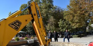 Подготовка на мястото за засаждане на новата елха