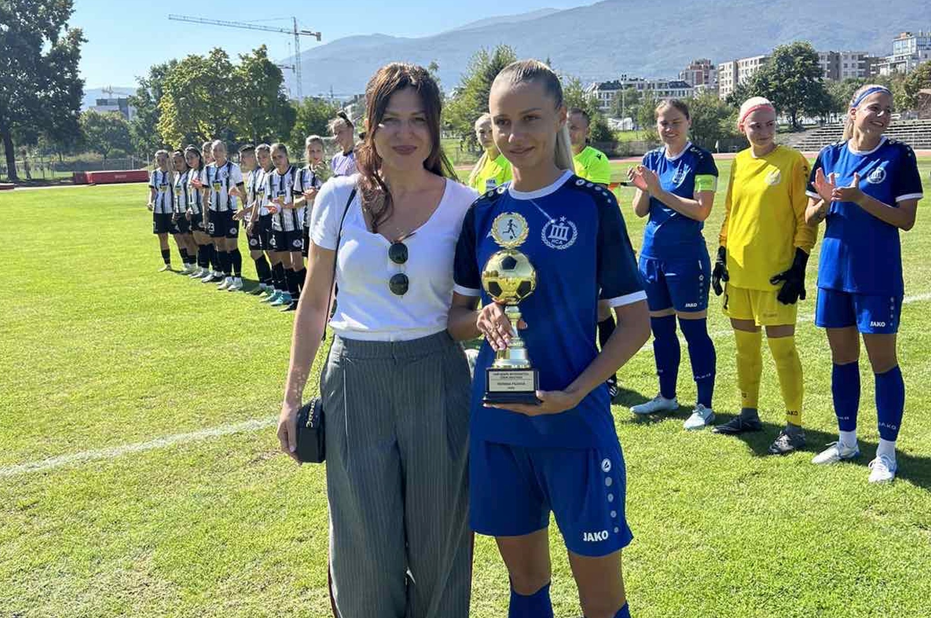 Полина Ръсина получи наградата си за най добра футболистка на България