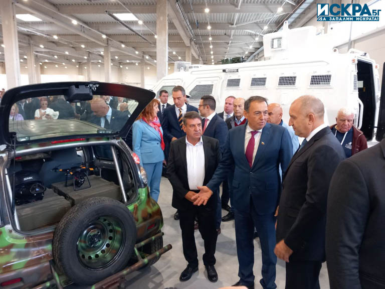 Президентът разглежда завода Снимка Искра бг Откриването на най новия завод на