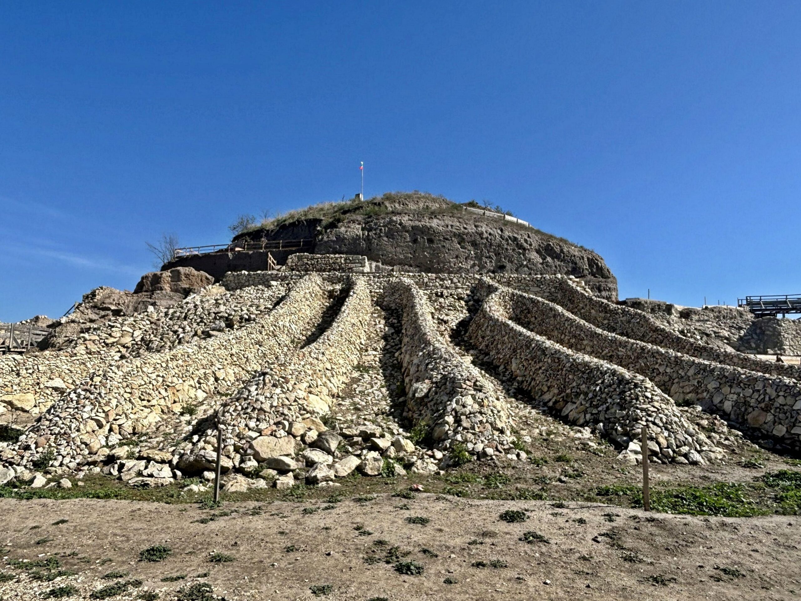– малкият град в Североизточна България скрит между варовикови скали