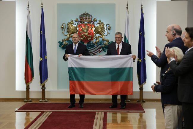 Президентът връчи националния флаг на българските антарктици от 33 ата българска