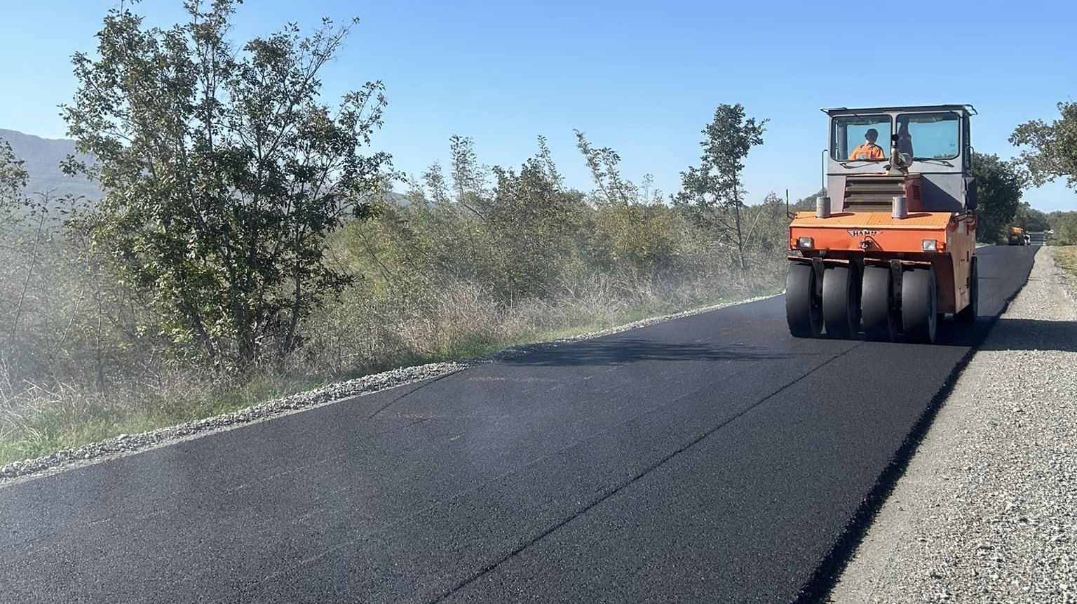 Поради полагането на втория пласт асфалт пътят за с Фазаново