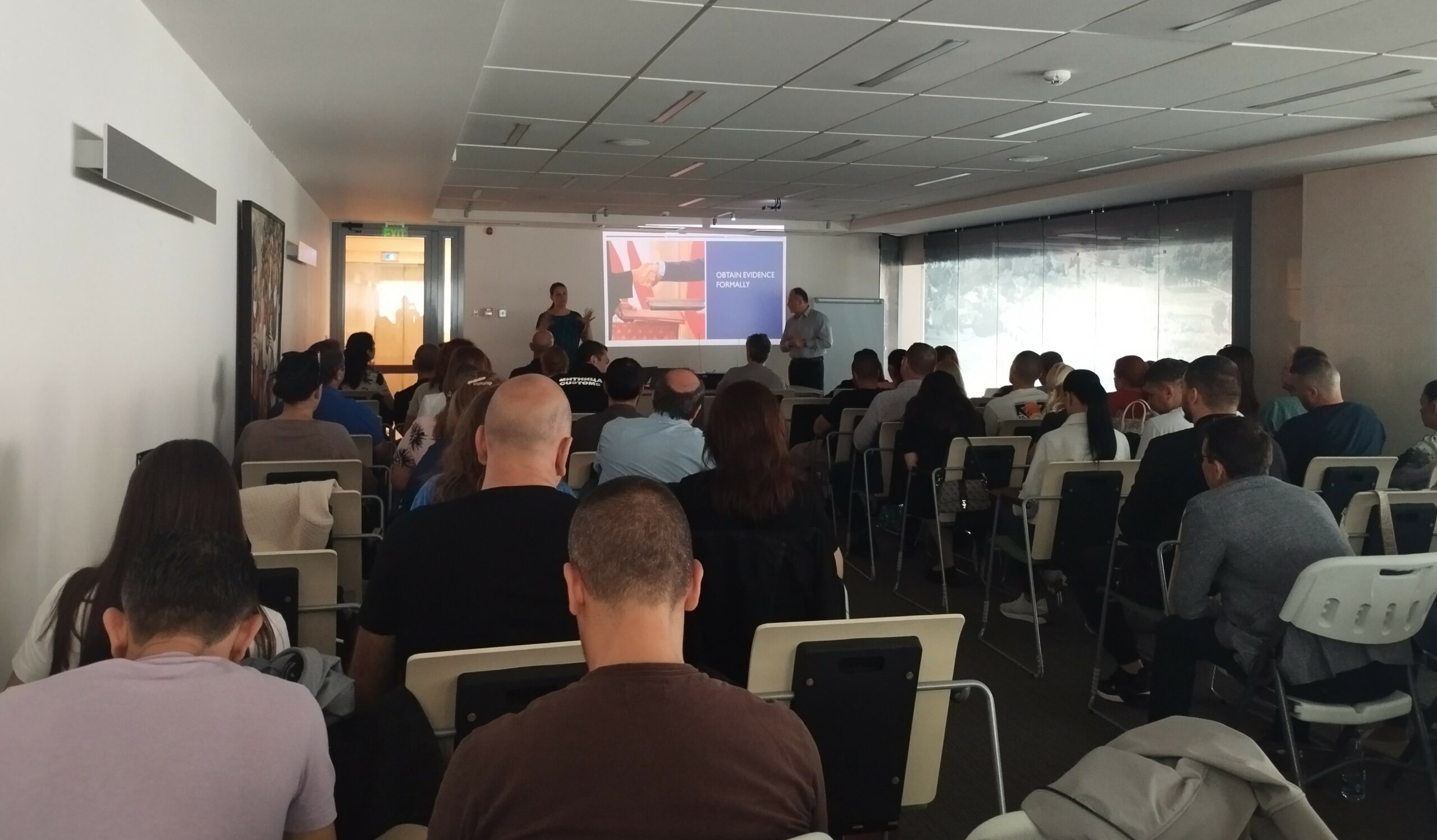 Лектори от Департамента по правосъдие на САЩ и Световната митническа