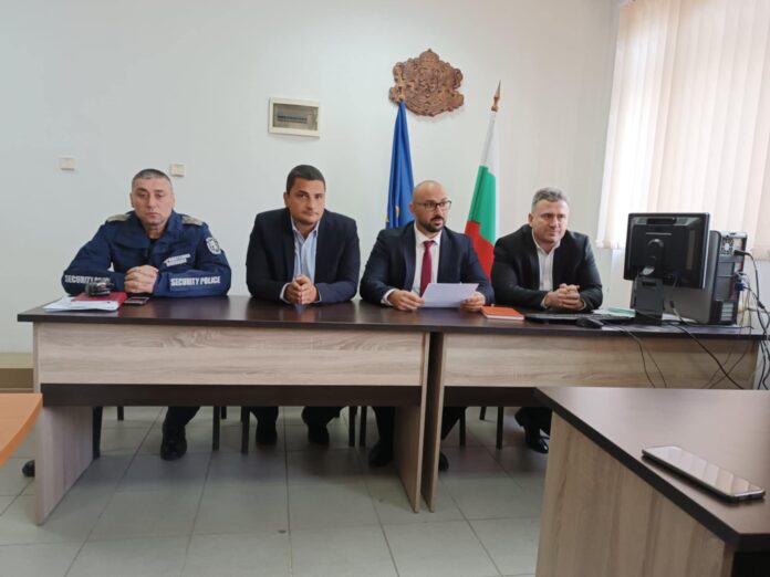 Перник. Старши инспектор Веселин Кюкчиев, главен инспектор Йордан Данов, старши комисар Милчо Милчов и комисар Петър Делин