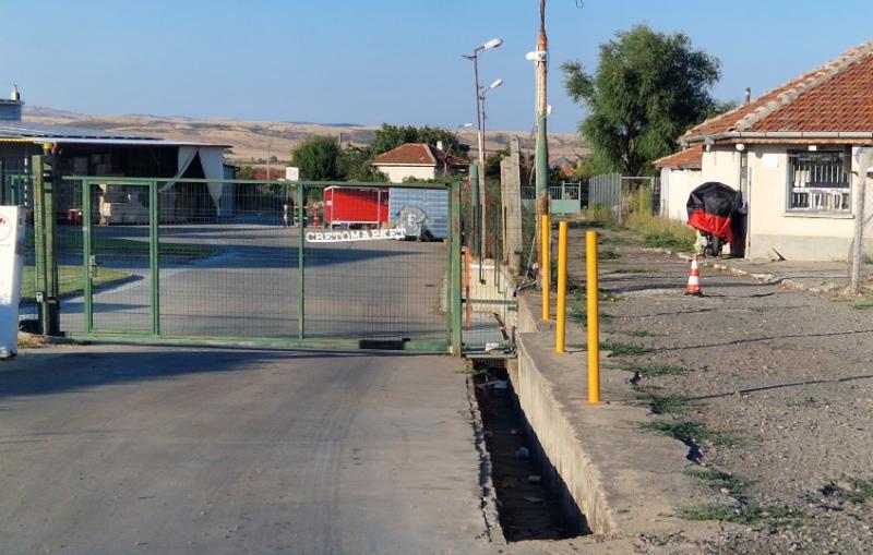 Нова частна улица в е заградена с ограда и портал