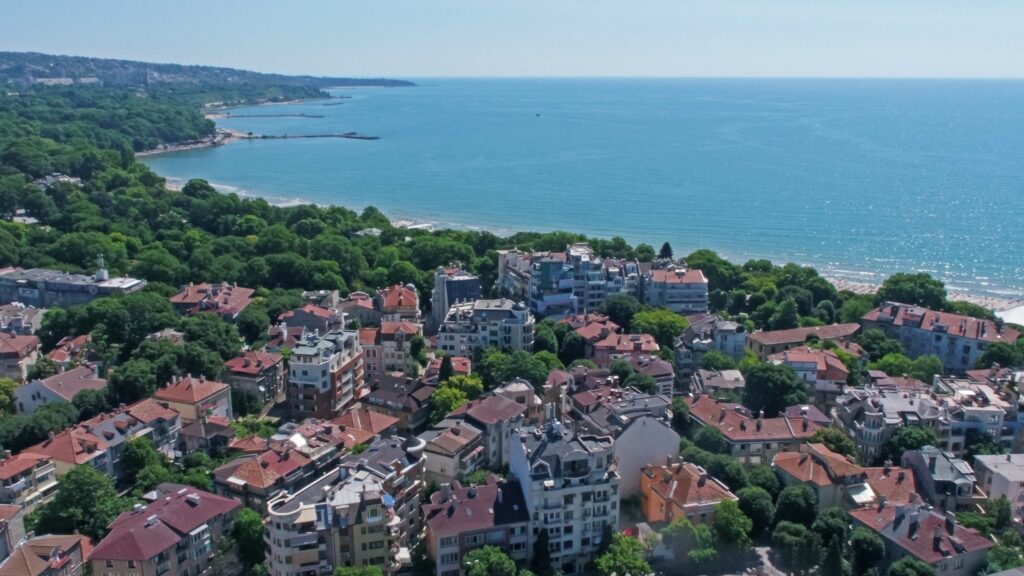 внесе официален сигнал до изпълняващия функциите главен прокурор с копия