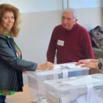 Вицепрезидентът Илияна Йотова гласува