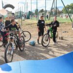 Заместник-министърът на младежта и спорта Стоян Андонов наблюдава децата