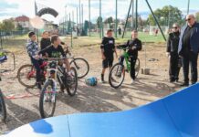 Заместник-министърът на младежта и спорта Стоян Андонов наблюдава децата