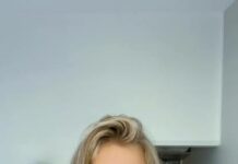 Снимката изобразява българската фигусристка Александра Фейгин, която спечели сребърен медал на международно състезание