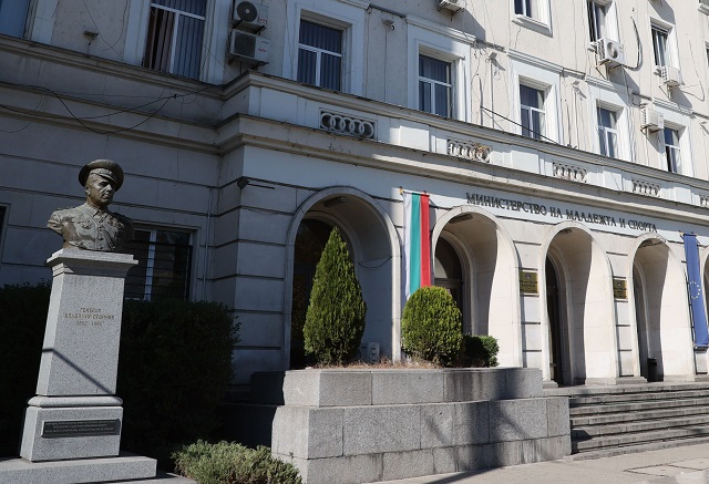 категорично осъжда всякакви прояви на футболно хулиганство Грозните сцени които се