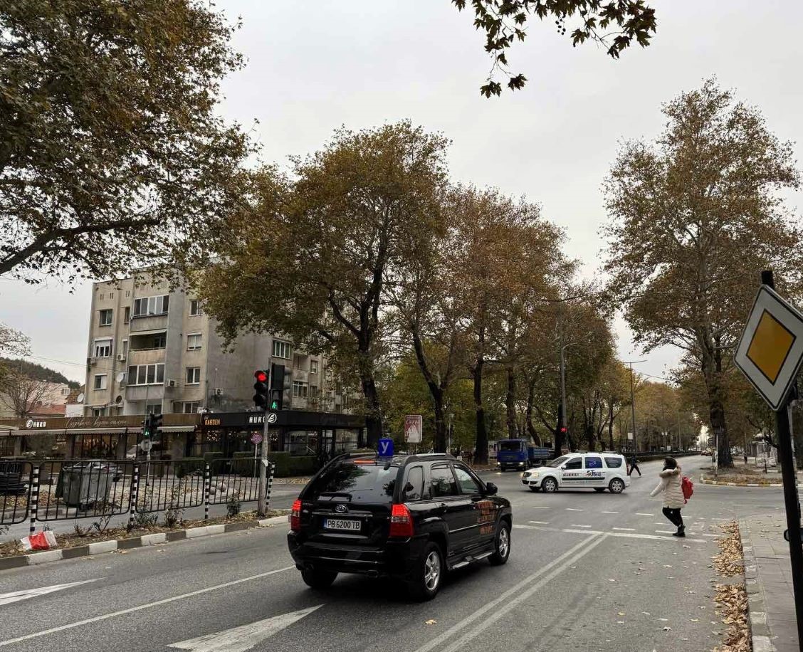 Община Асеновград информира че започна обновяване на светофарната уредба при