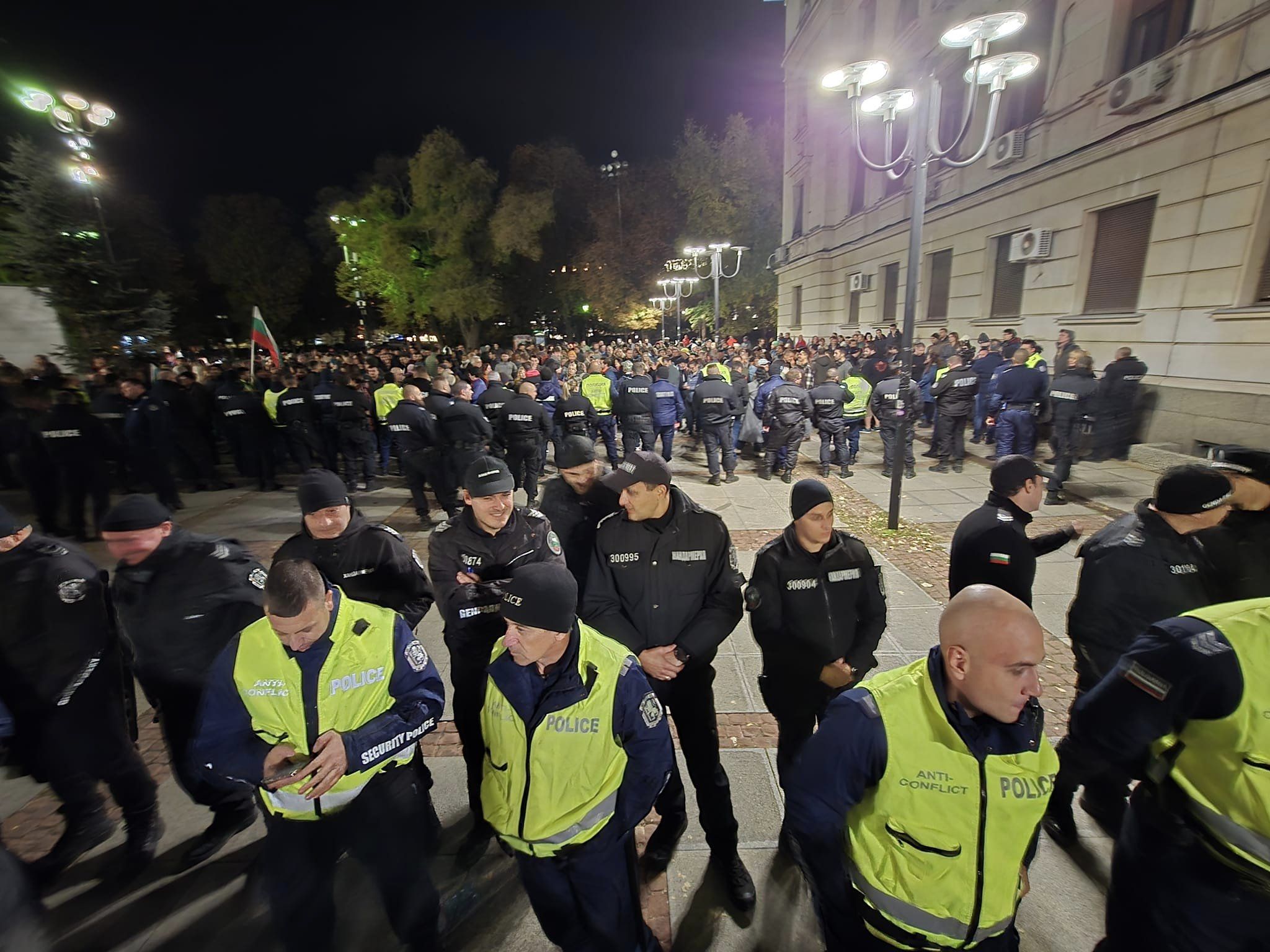 За втора поредна вечер пред в София избухна напрежение заради