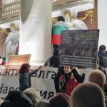 Протест пред Народния театър в София