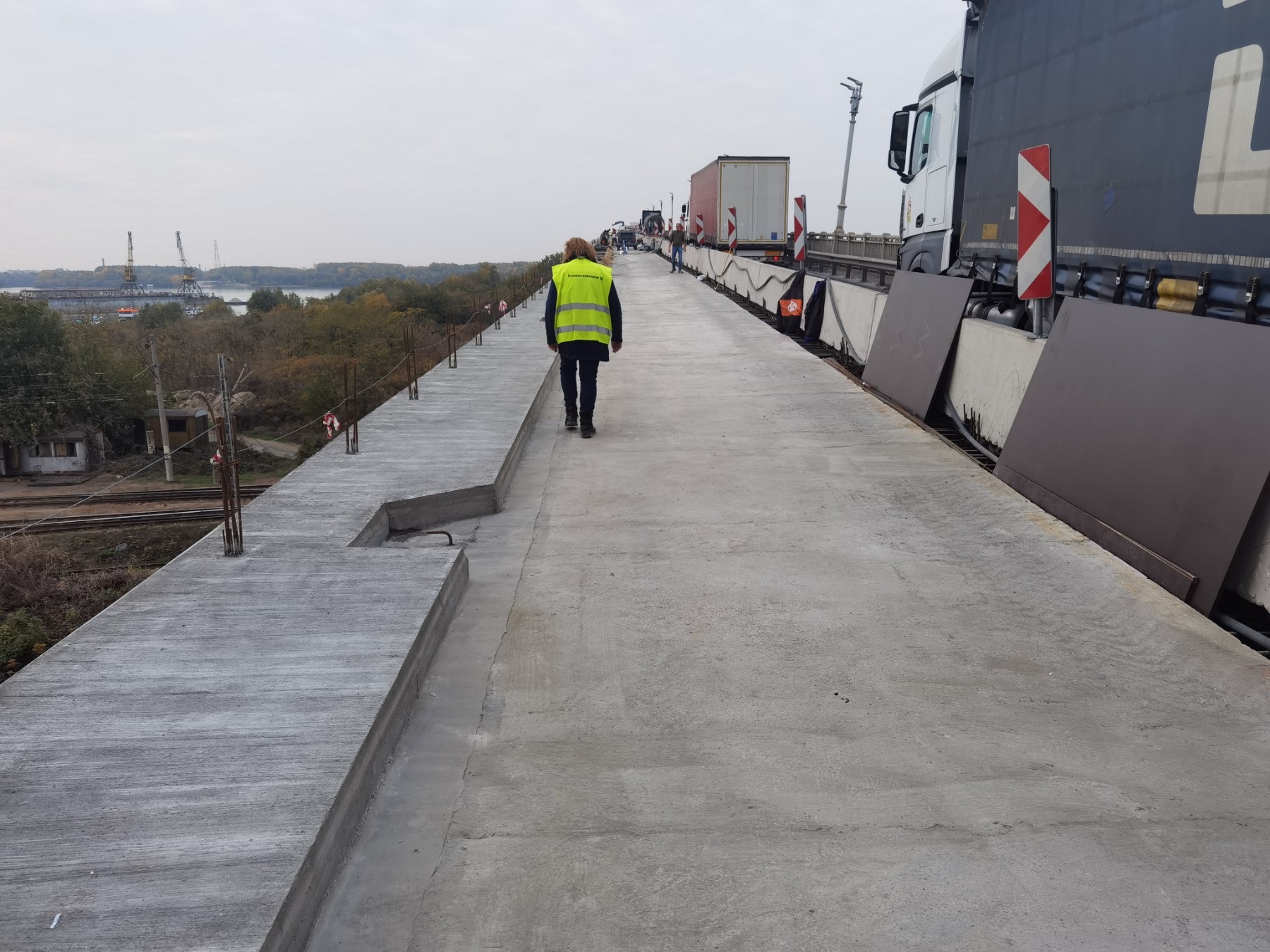 Завърши реставрацията на 12 стълба за осветление на Дунав мост