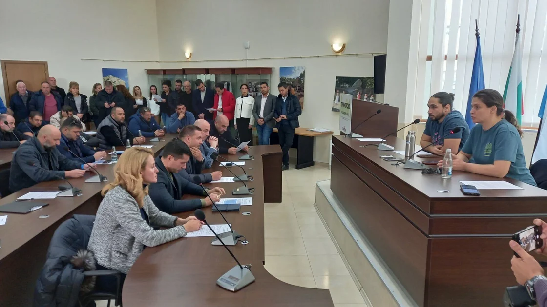 Среща в Община Приморско Снимка Грийнпийс –България
Идеята за създаване на морски