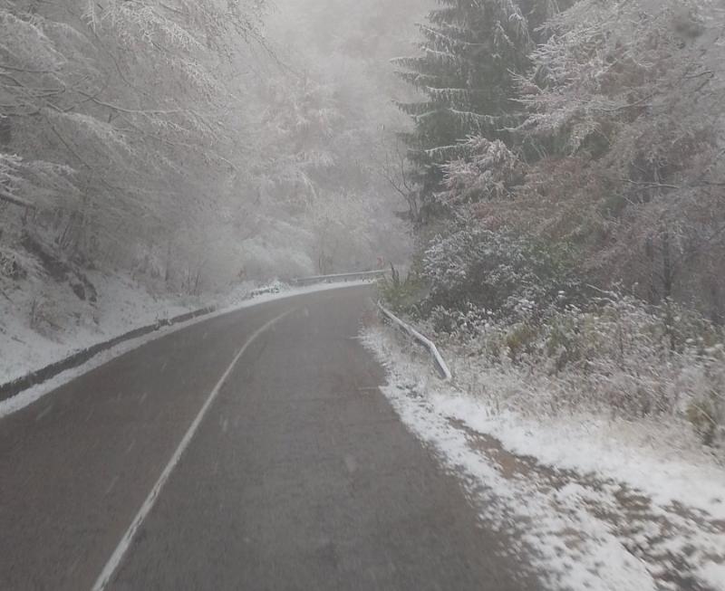 Поради интензивен трафик очакван снеговалеж и влошени пътни условия през