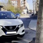 Стълб насред кръстовище