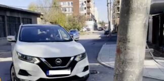 Стълб насред кръстовище