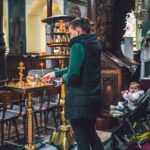 Майка с дете в църква