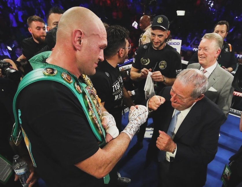 В един от най очакваните реванши на годината Олександър Усик победи