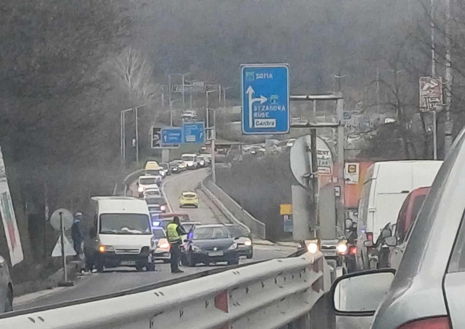 Зрелищна катастрофа е станала във Велико Търново малко по рано днес