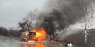 Кола гори на път в област Търговище