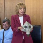 Мая Манолова с противогаз