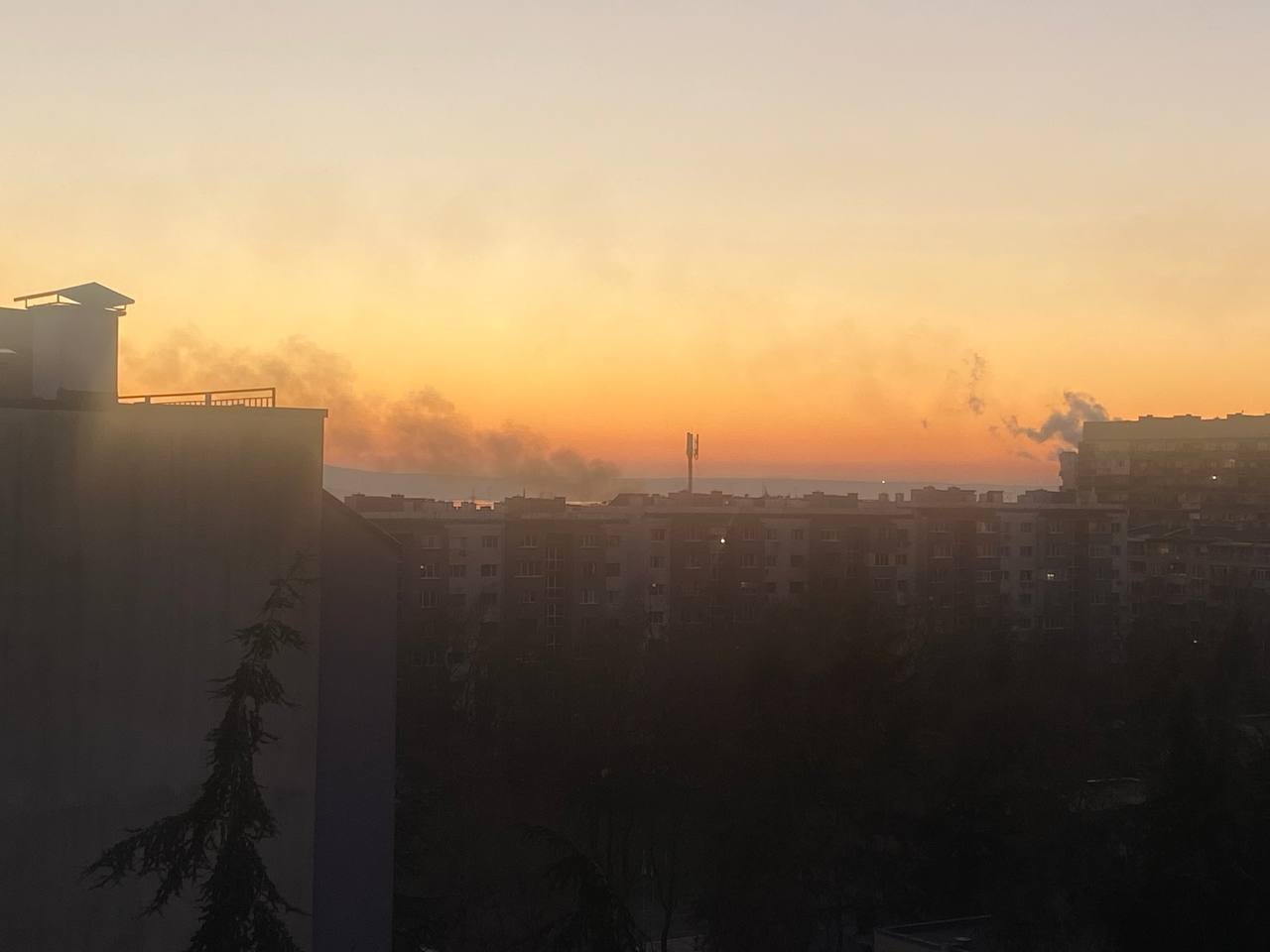 Пожар е избухнал в Бургас Това съобщиха пред Искра бг очевидци