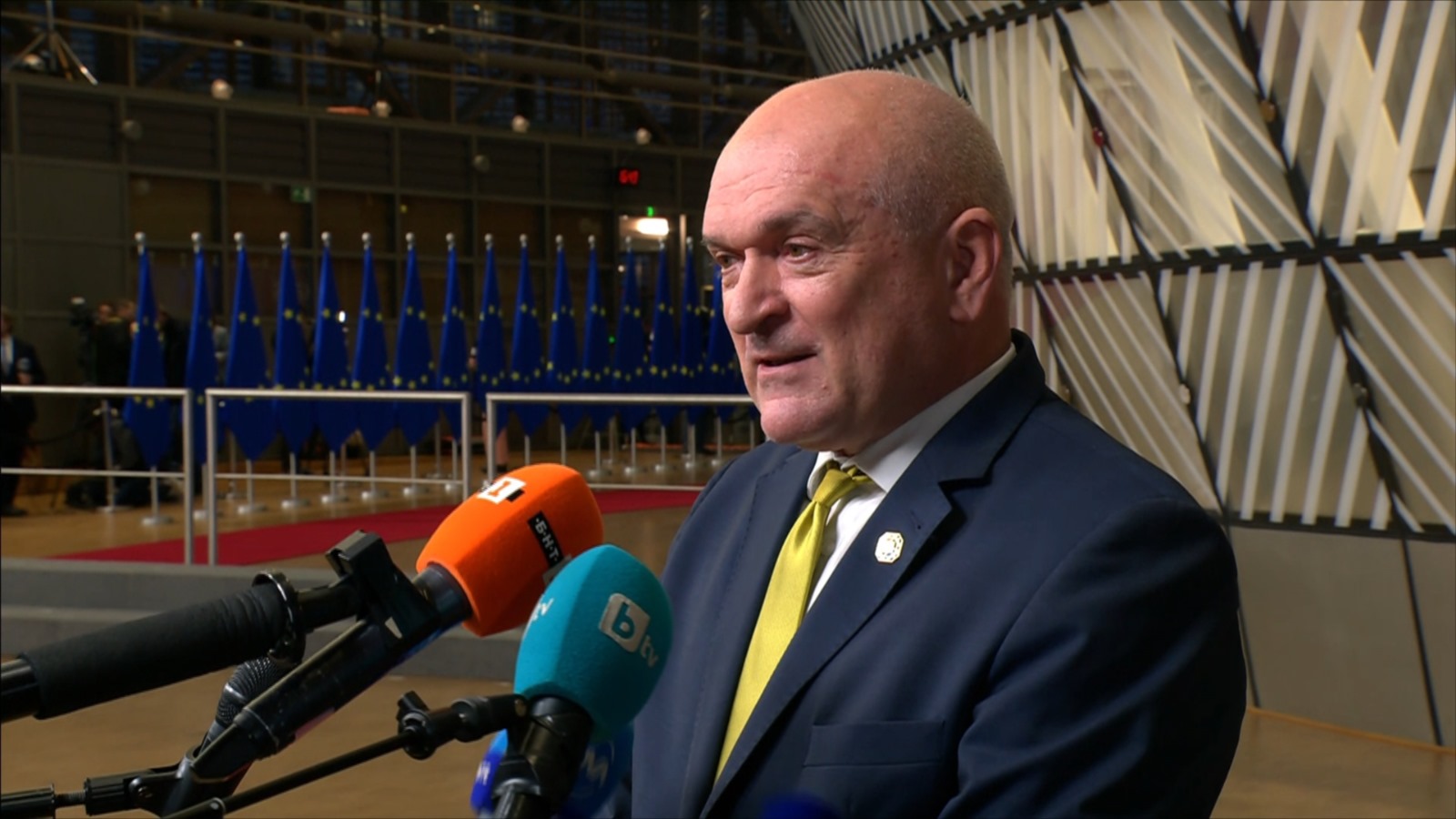 разпореди да се вземат незабавни мерки за безпроблемното преминаване на