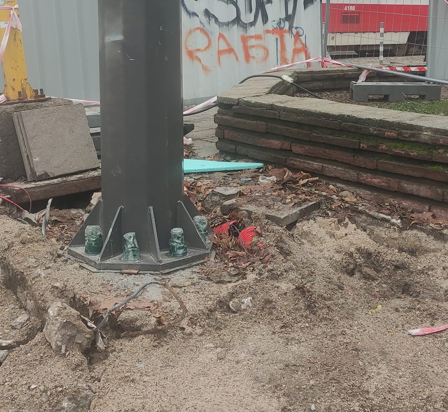 Два стълба за тролей и осветление са поставени по средата