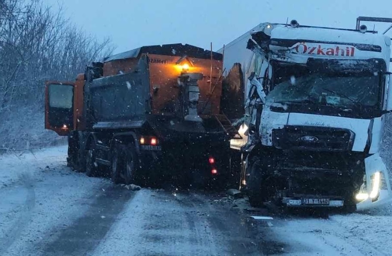 Катастрофа между тежкотоварен автомобил и снегорин затвори пътя Бяла в участъка