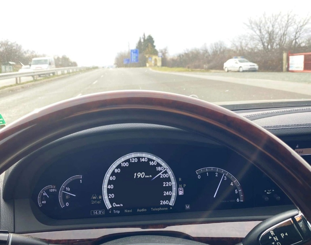 Шофьор е карал със скорост от 190 километра в час