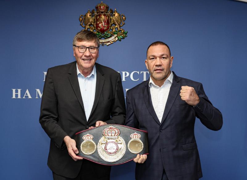 Министърът на младежта и спорта проведе среща с боксовата звезда