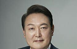 на снимката е изобразен президентът Юн Сок Йол на Южна Корея