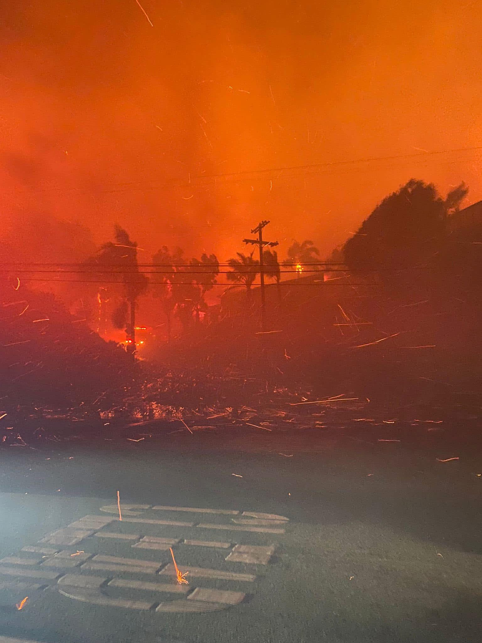 Ветровете които разпалват пожарите в Лос Анджелис се очаква отново