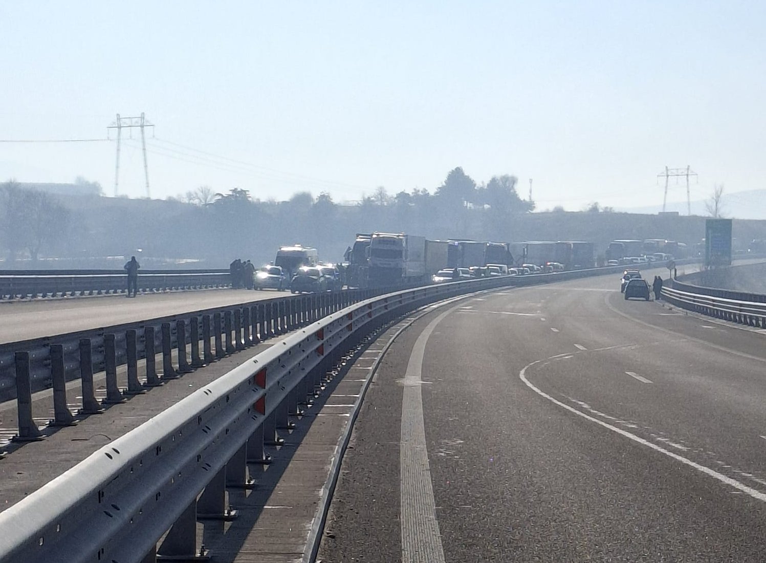 Шофьори и очевидци съобщават в социалната мрежа че изключително гъста