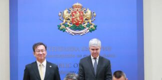 Подписване на договори